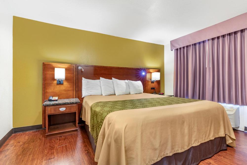 Queen Room - Non-Smoking interior